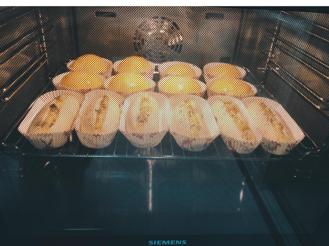 好吃到炸裂的港式菠萝包（附带制作酥皮的小视频）