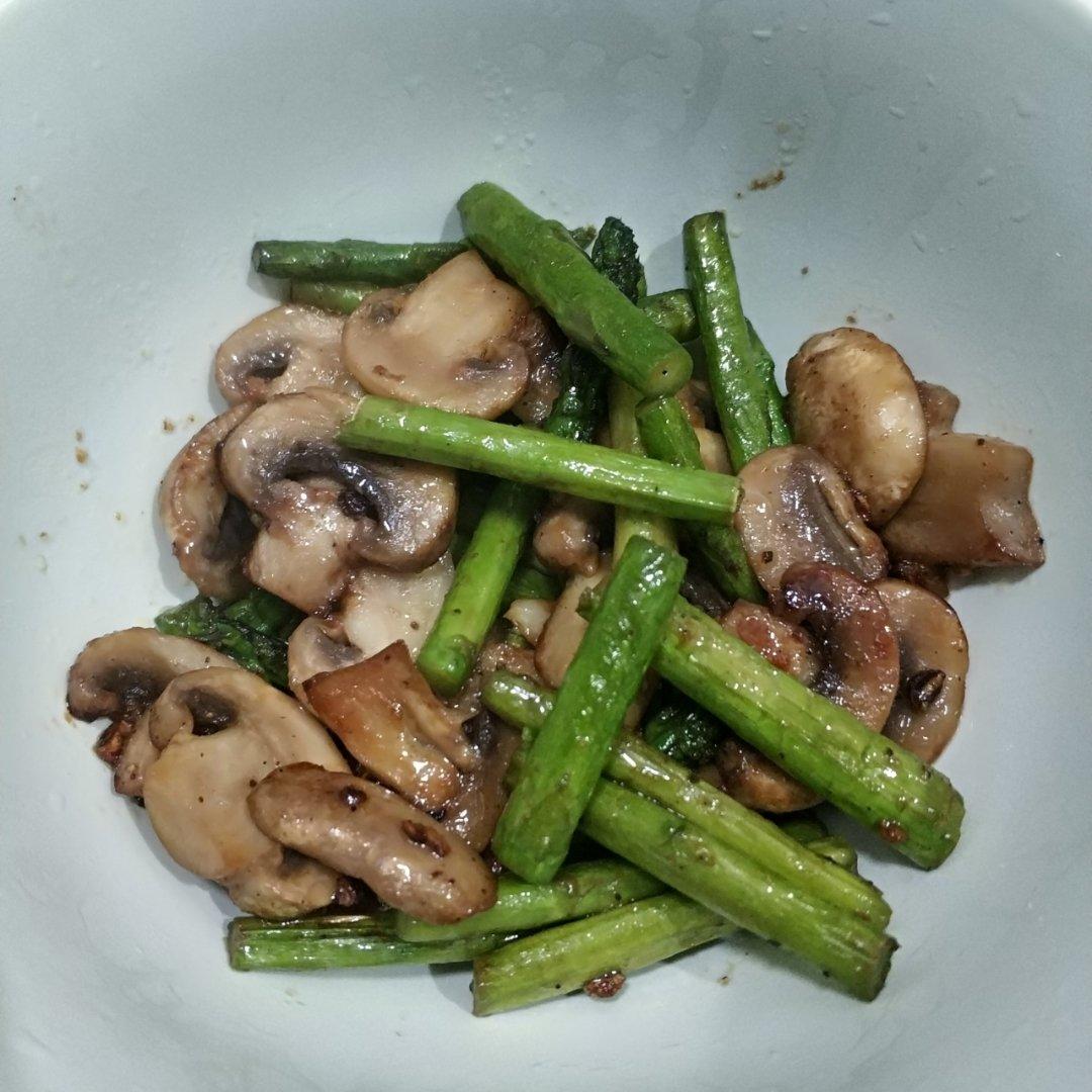 芦笋炒蘑菇