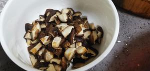 胡萝卜小香菇排骨焖饭的做法 步骤2