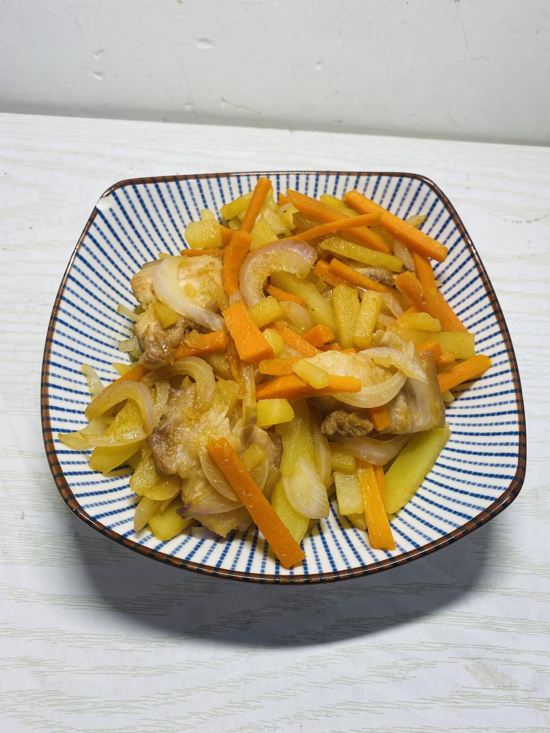 洋葱胡萝卜炒土豆的做法