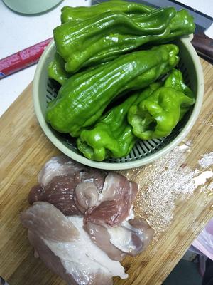 好吃的青椒酿肉的做法 步骤1