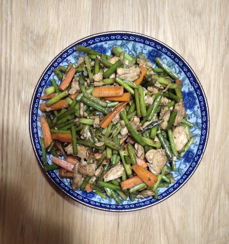 蒜苔胡萝卜炒鸡肉