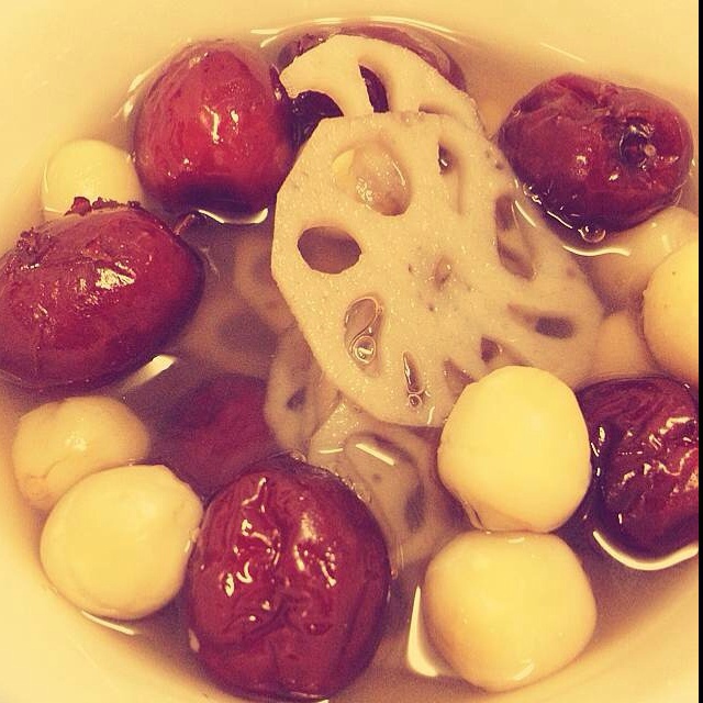 红枣莲子银耳汤