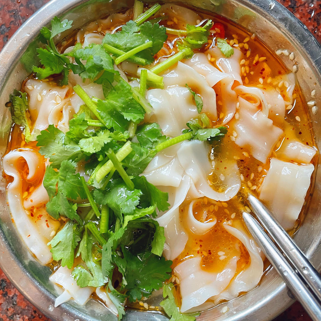 一人食午餐酸辣刀削面