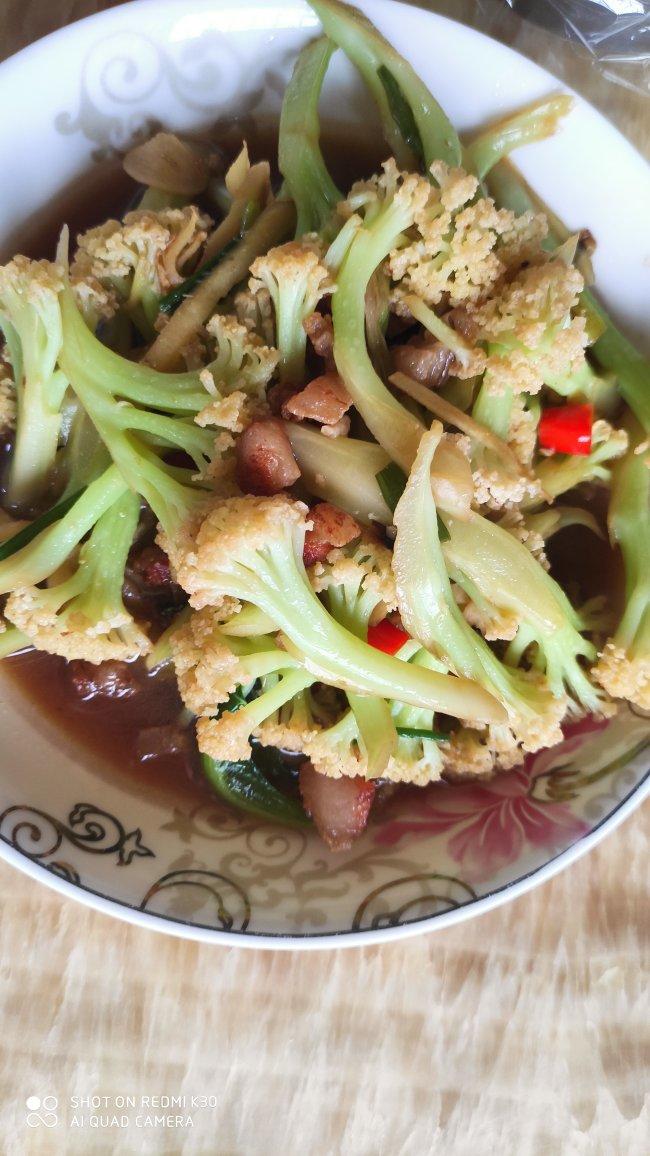 就像有句话所说：成年人的世界里，从来就没有“容易”二字。很多时候，你只能单枪匹马，直面生活的兵荒马乱。