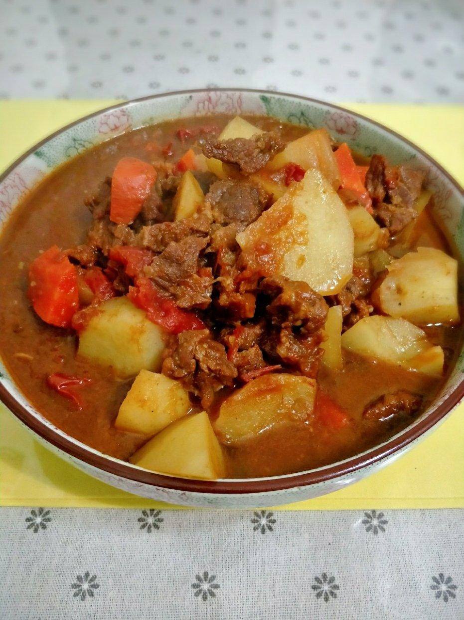 胡萝卜番茄土豆炖牛肉（冬日里的一锅乱炖）