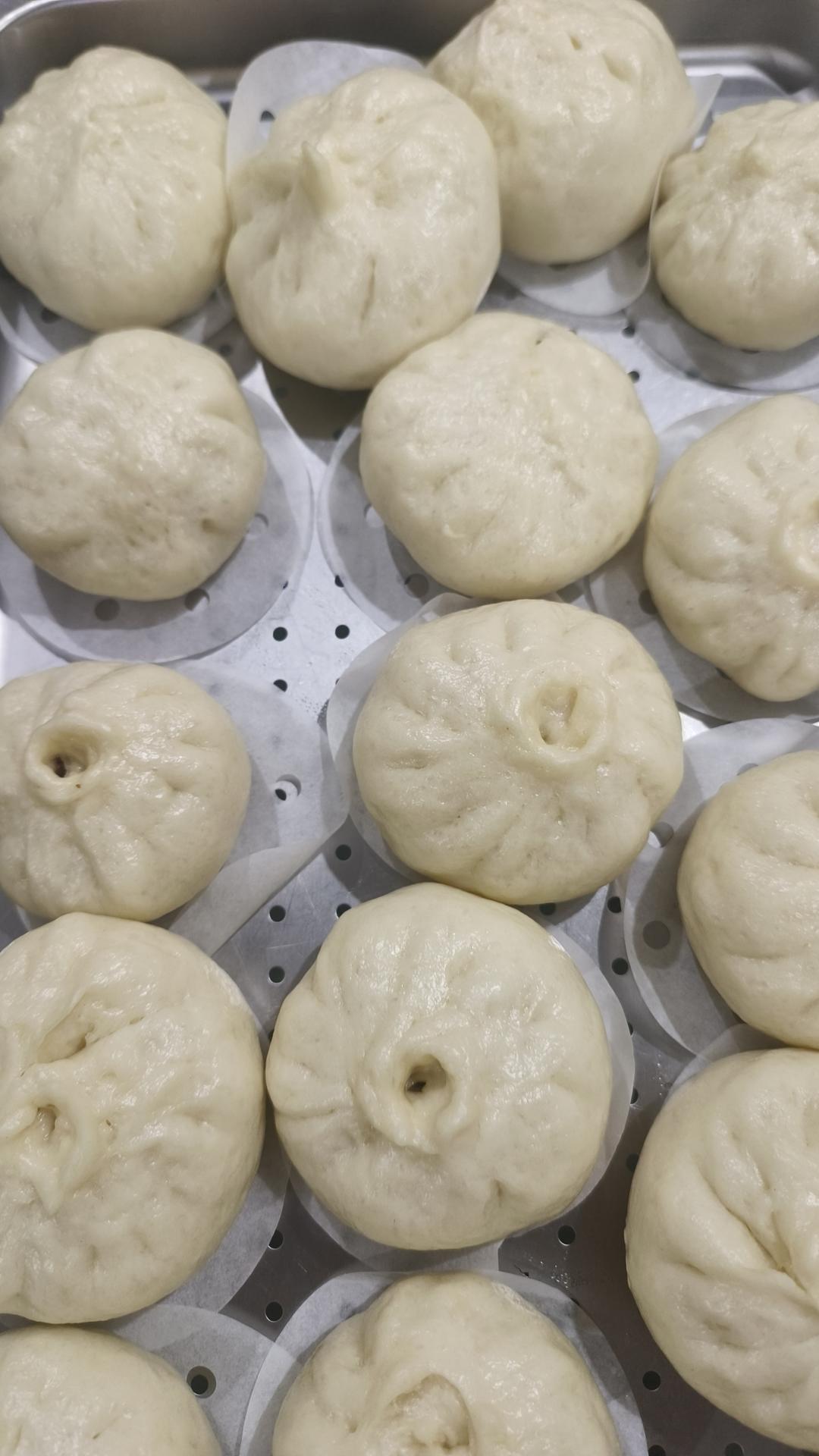 松软多汁的肉包子