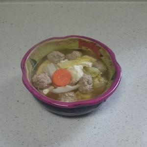 康宁锅料理食谱:
百财豆腐（白菜豆腐）汆丸子的做法 步骤2
