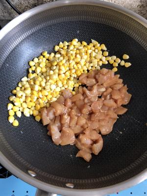 玉米粒萝卜炒鸡胸肉的做法 步骤5