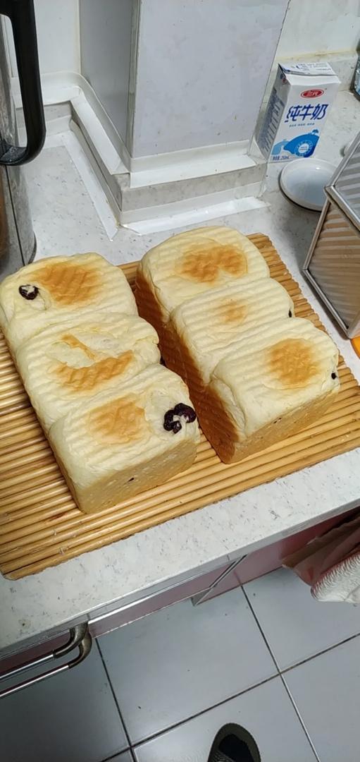 吐司方包，女儿说和来自台湾的爸爸糖一样好看好吃。零失败（是指我个人制作没有失败过）。