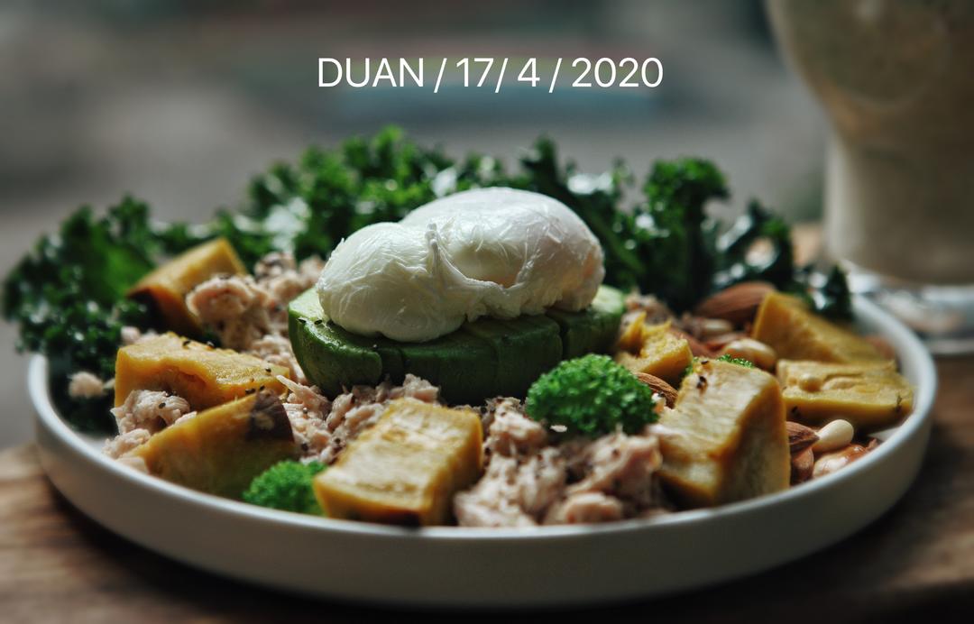 减脂生铜沙拉——金枪鱼牛油果羽衣甘蓝班尼迪克蛋的做法