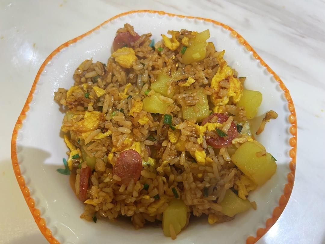 香到喊妈的销魂土豆香肠炒饭～