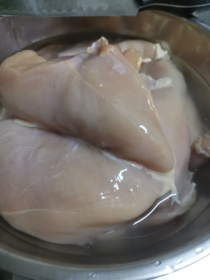 上手简单，不会做饭的人也可以做的很好吃，腌制鸡胸肉的做法 步骤1