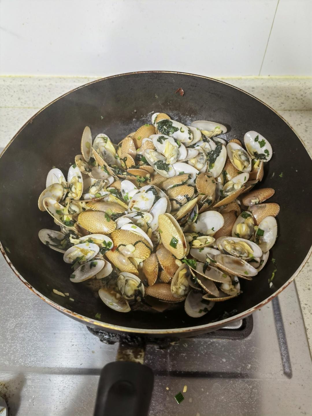 紫苏闷花甲的做法 步骤3