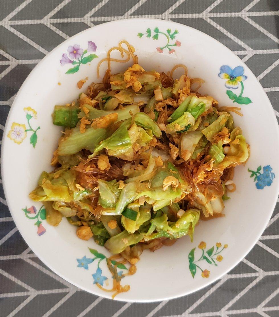 看似普通却超级下饭的圆白菜炒粉丝