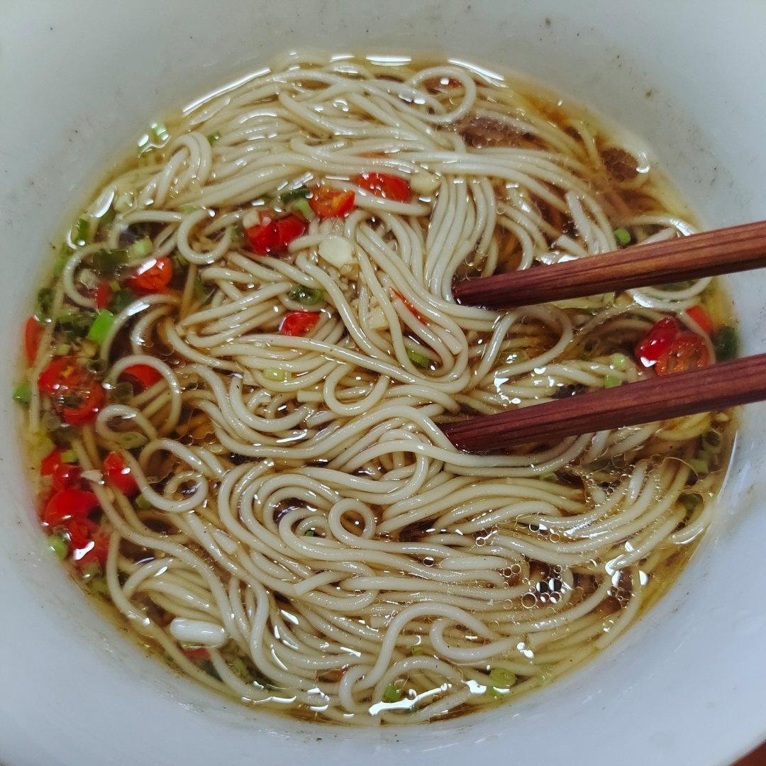 一碗清汤面 🍜 —— 秋日里的治愈系