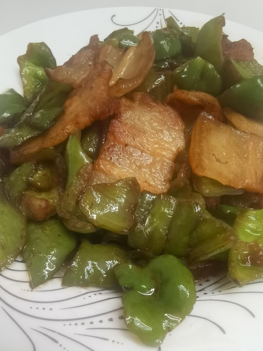五花肉炒青椒