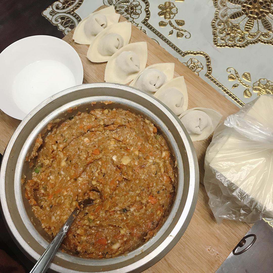 香菇西葫芦胡萝卜虾仁馅的大馄饨