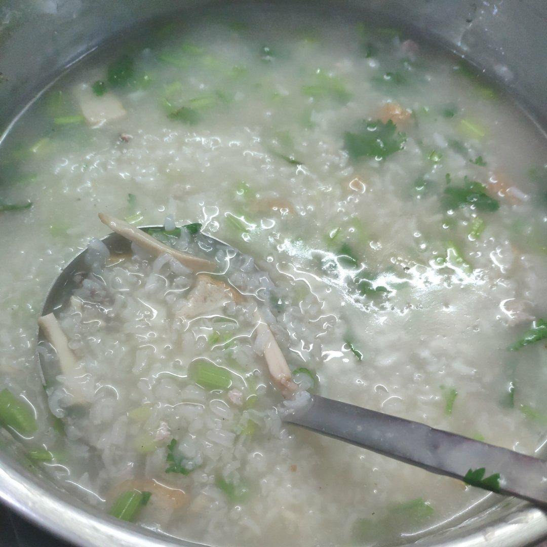 潮汕鱿鱼干瘦肉砂锅粥