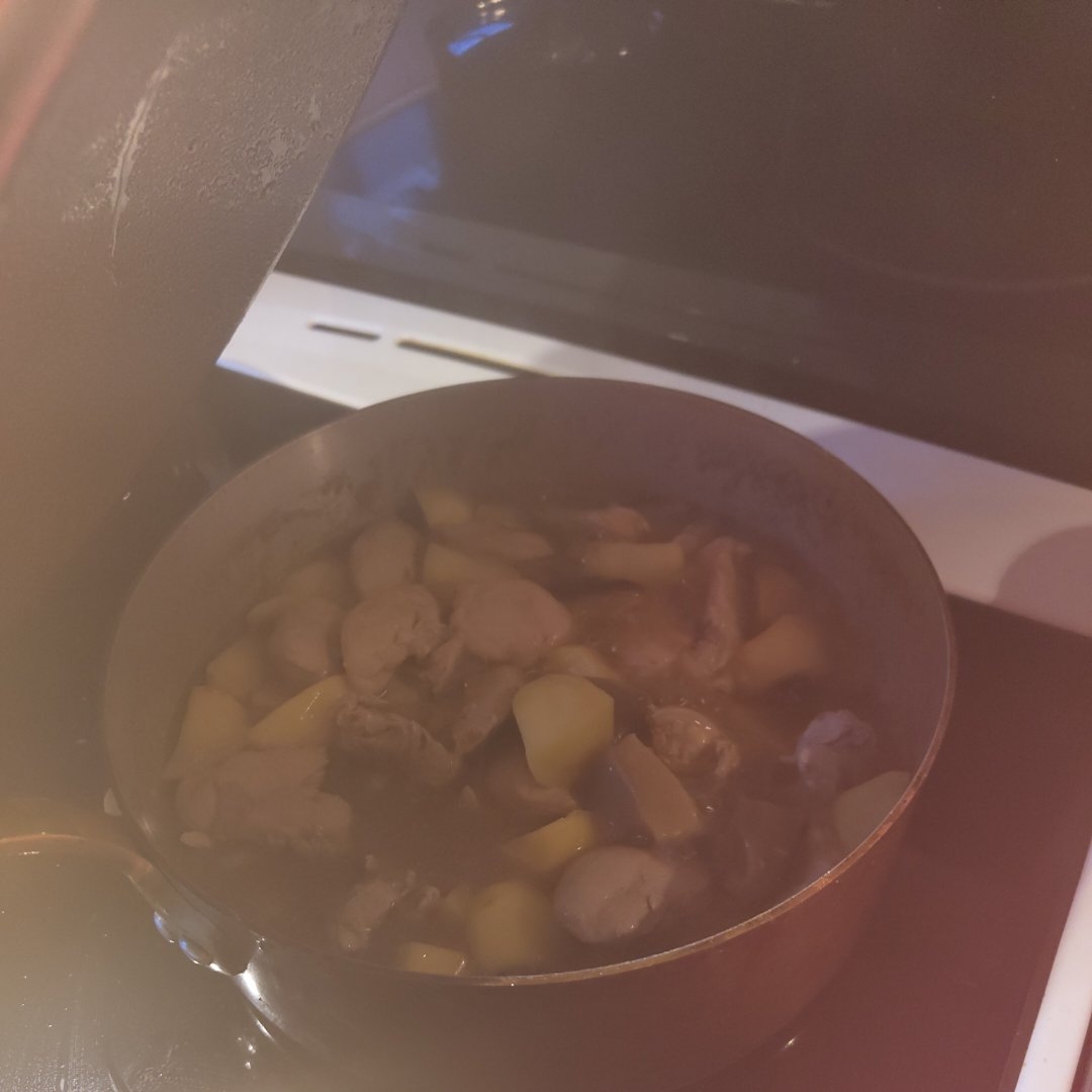 香菇土豆炖鸡肉