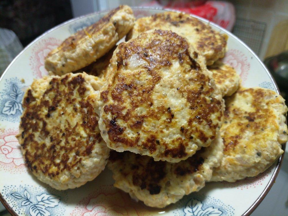 过河滴小马做的无油鸡肉豆腐饼