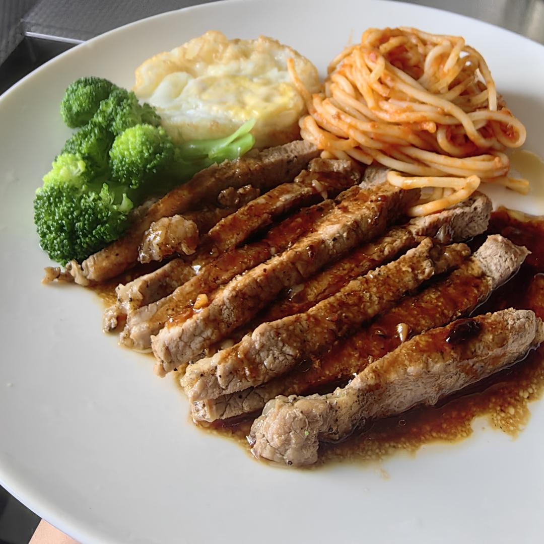 黑椒牛排（配酱汁做法）