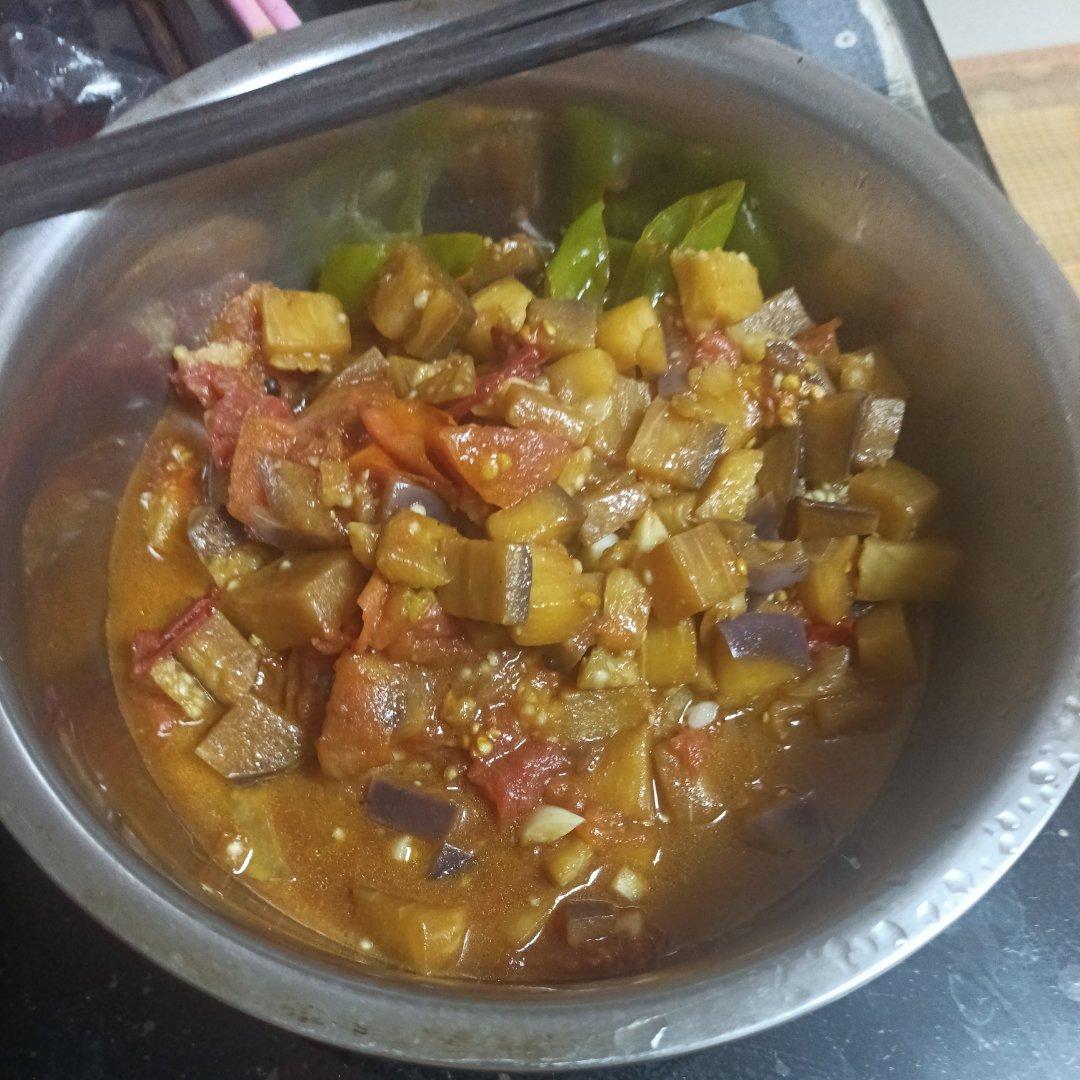 西红柿尖椒炒茄子
