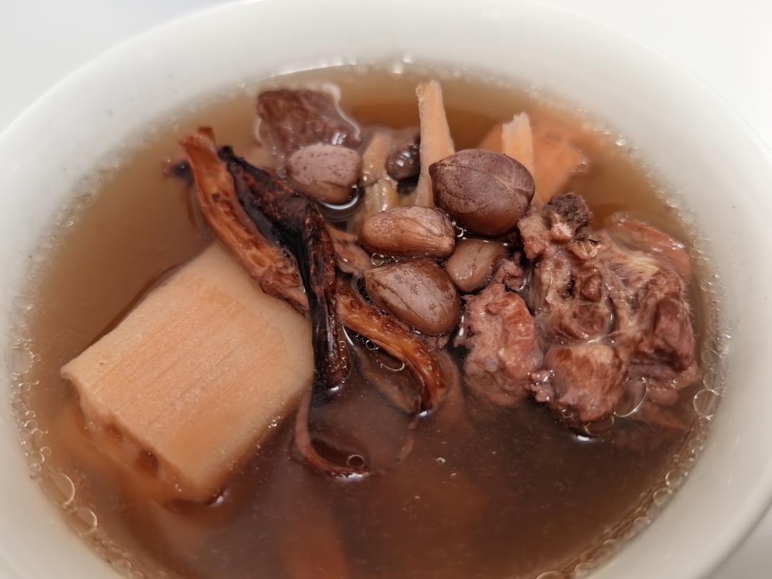 莲藕章鱼花生排骨汤
