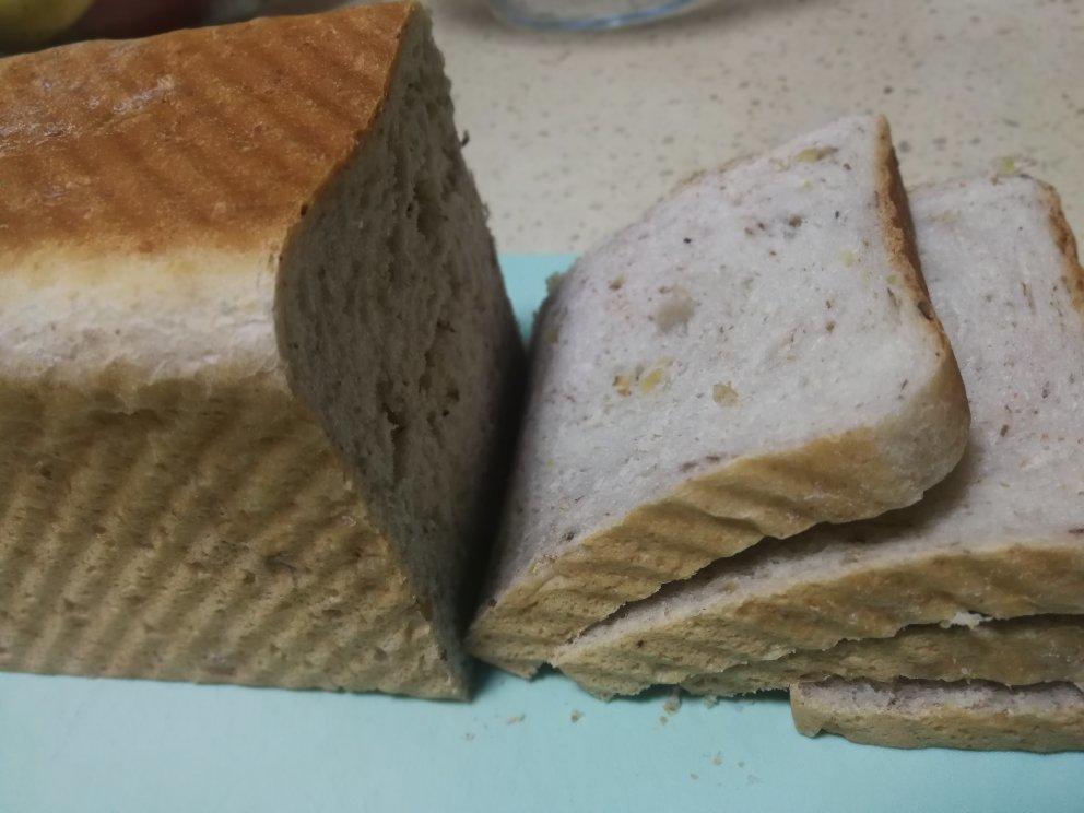 高纤低脂的全麦核桃吐司