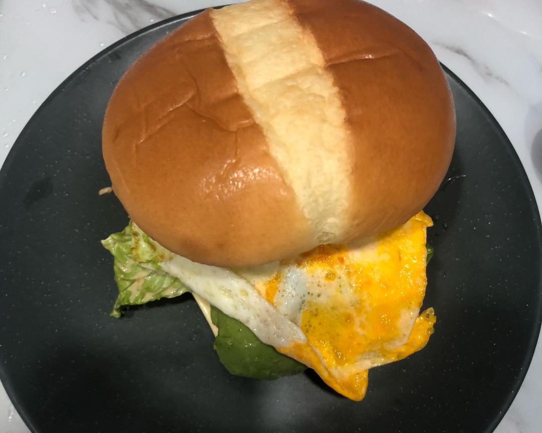 牛油果鸡蛋汉堡的做法