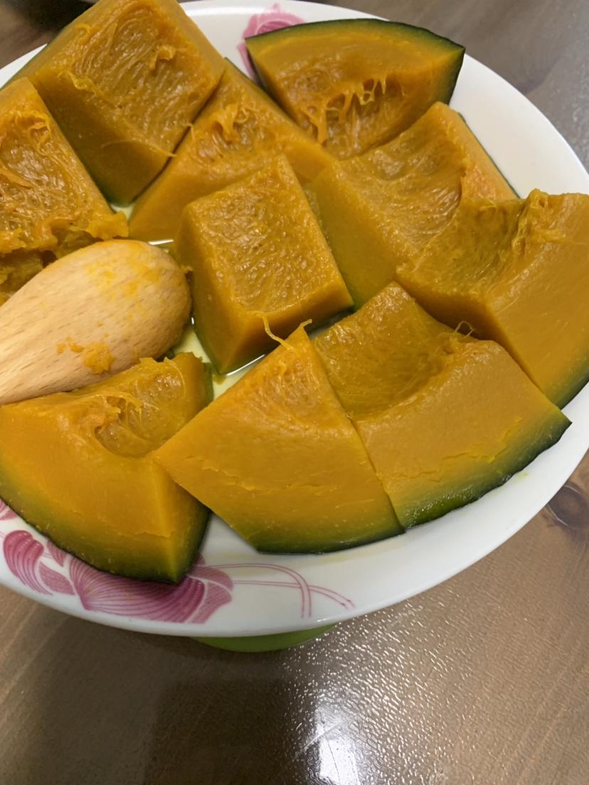 半个蒸南瓜的做法板栗南瓜半个,洗净切大块,皮朝下摆盘,大火蒸十分钟