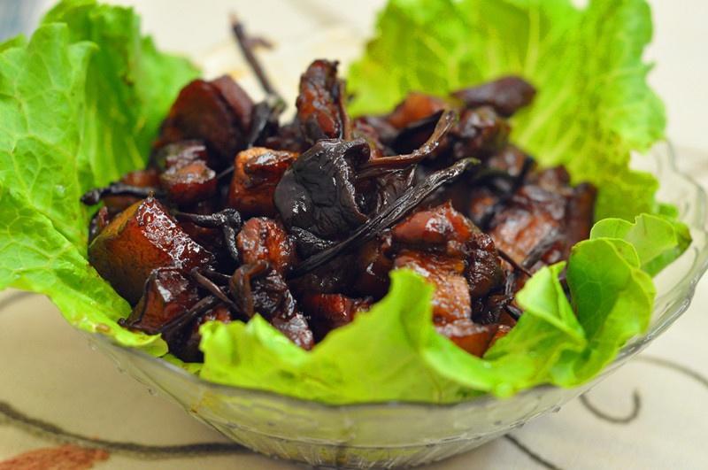 茶树菇红烧肉~水也能炒糖色