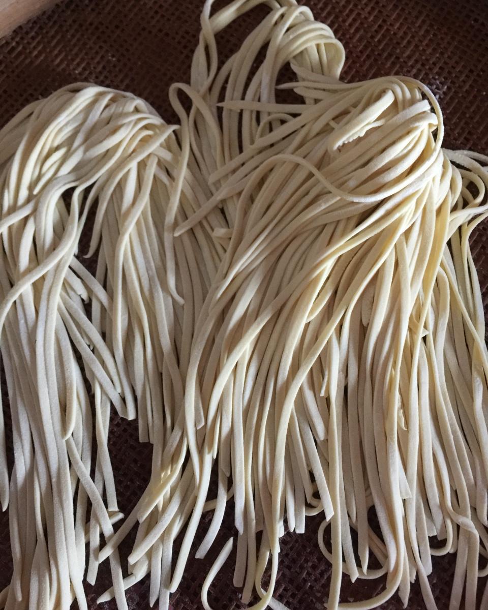 自制面条 家常手擀面 汉森妈妈做的家常手擀面 赞 普通面粉,鸡蛋,水