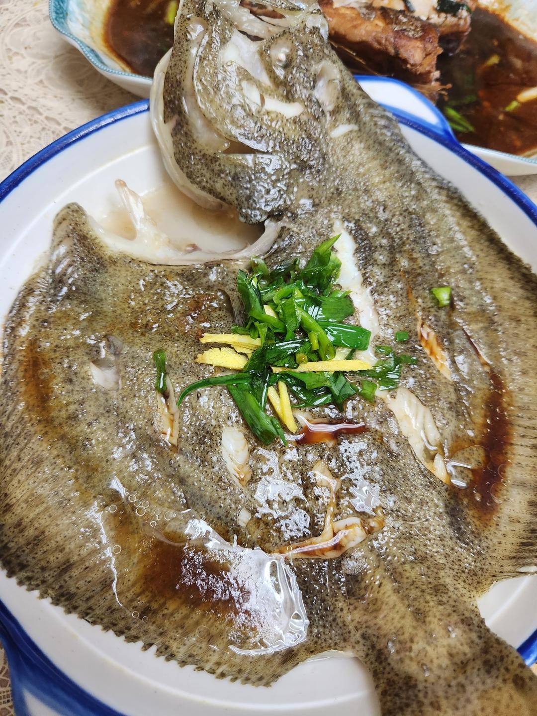 每年的年夜饭我都会做这道“清蒸多宝鱼”寓意年年有余，不但做法简单，而且还特别好吃，如果学会了过年你也露一手