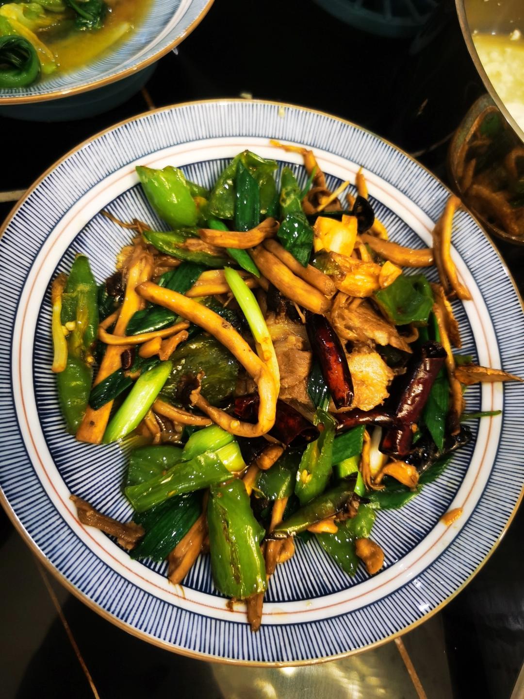 茶树菇炒肉，装在盘子里的干锅茶树菇