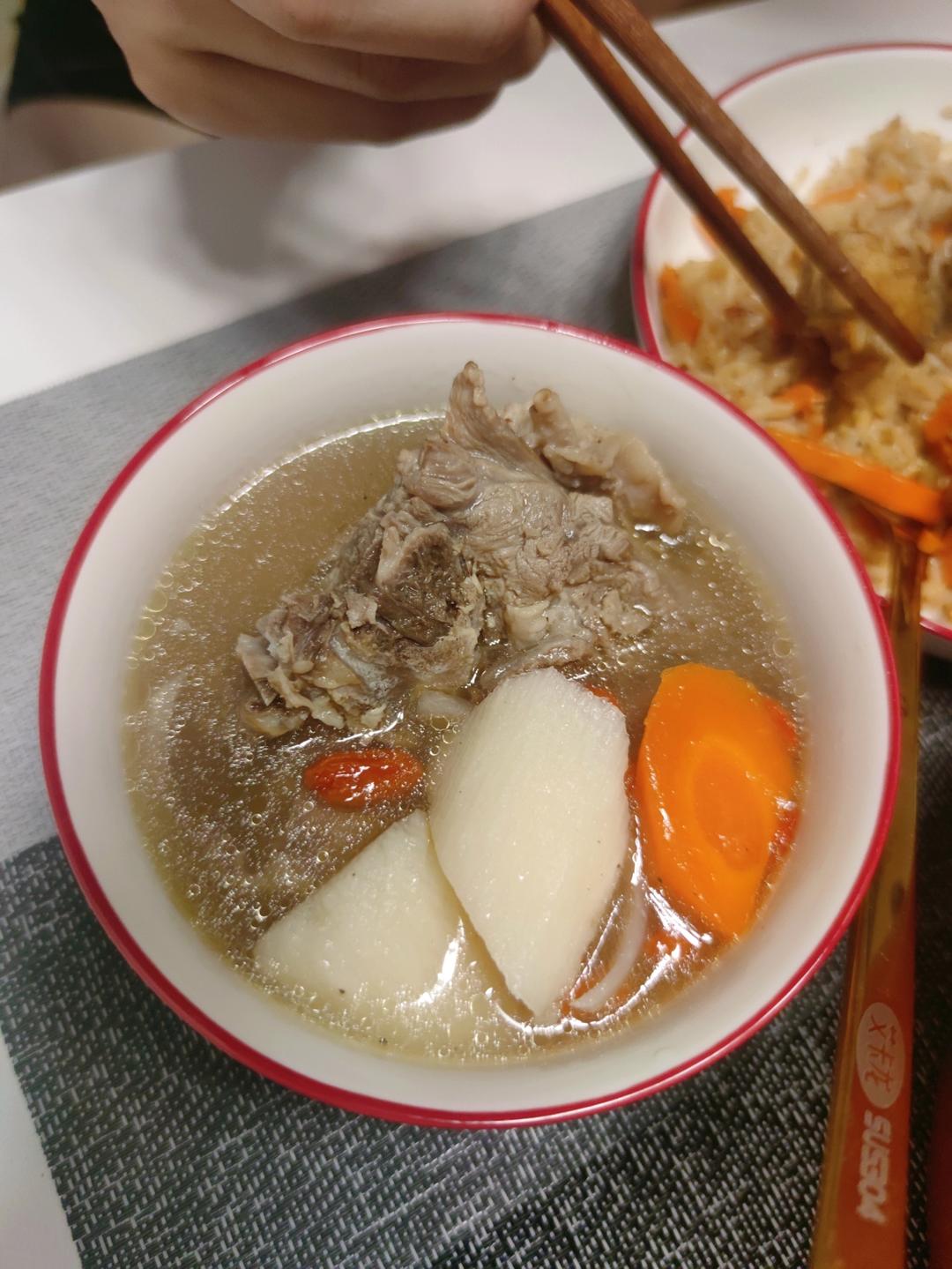 厨师长教你：“羊肉汤”的家常做法，天气冷了喝一口全身都暖暖的