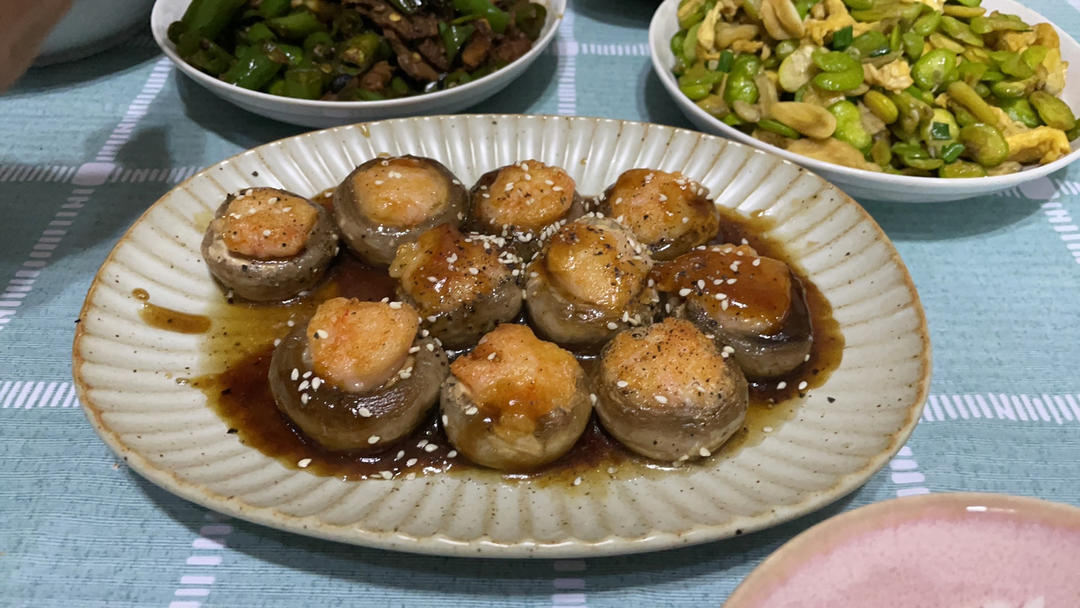 一口爆汁的虾滑酿口蘑