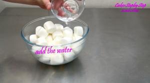 用棉花糖制作翻糖（以及干佩斯）的做法 步骤2