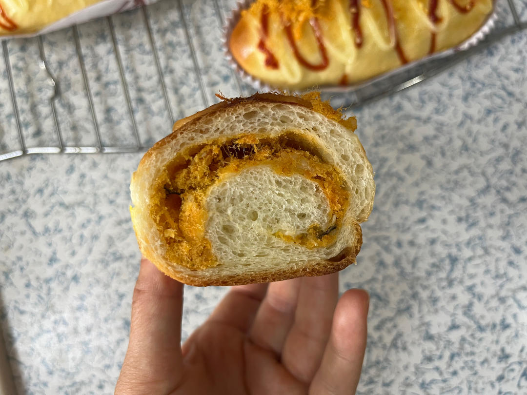 咸蛋黄肉松/香葱肉松软面包（两种口味）