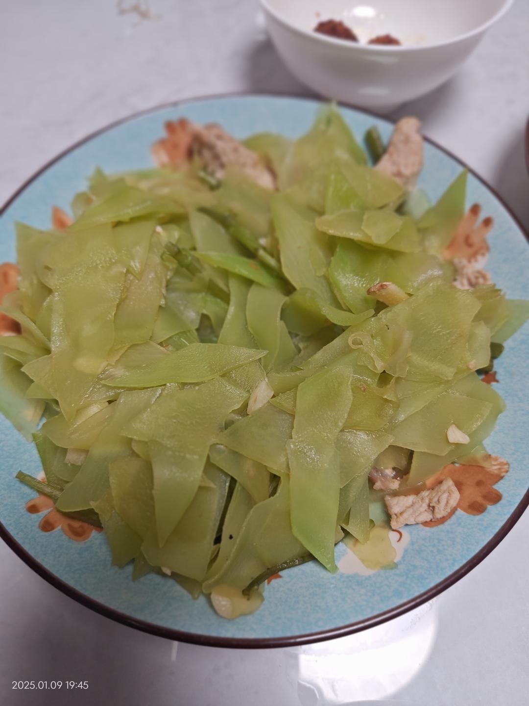 简单好吃下饭的莴笋炒肉来啦！