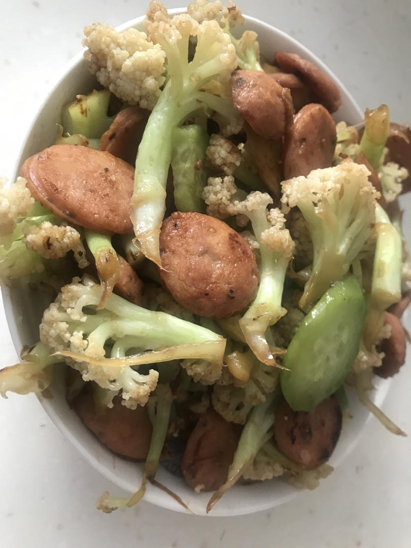 腊肉腊肠炒有机花菜