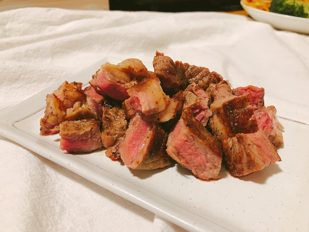 四分钟煎好一块鲜嫩多汁的牛排