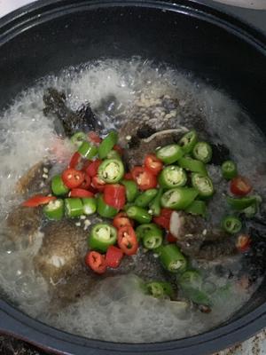 湘味煮鱼头，紫苏不能少的做法 步骤8