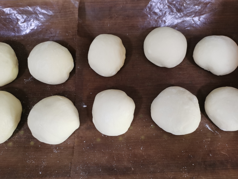 淡奶油玫瑰芯毛毛虫面包（50%冷藏中种法）的做法 步骤4