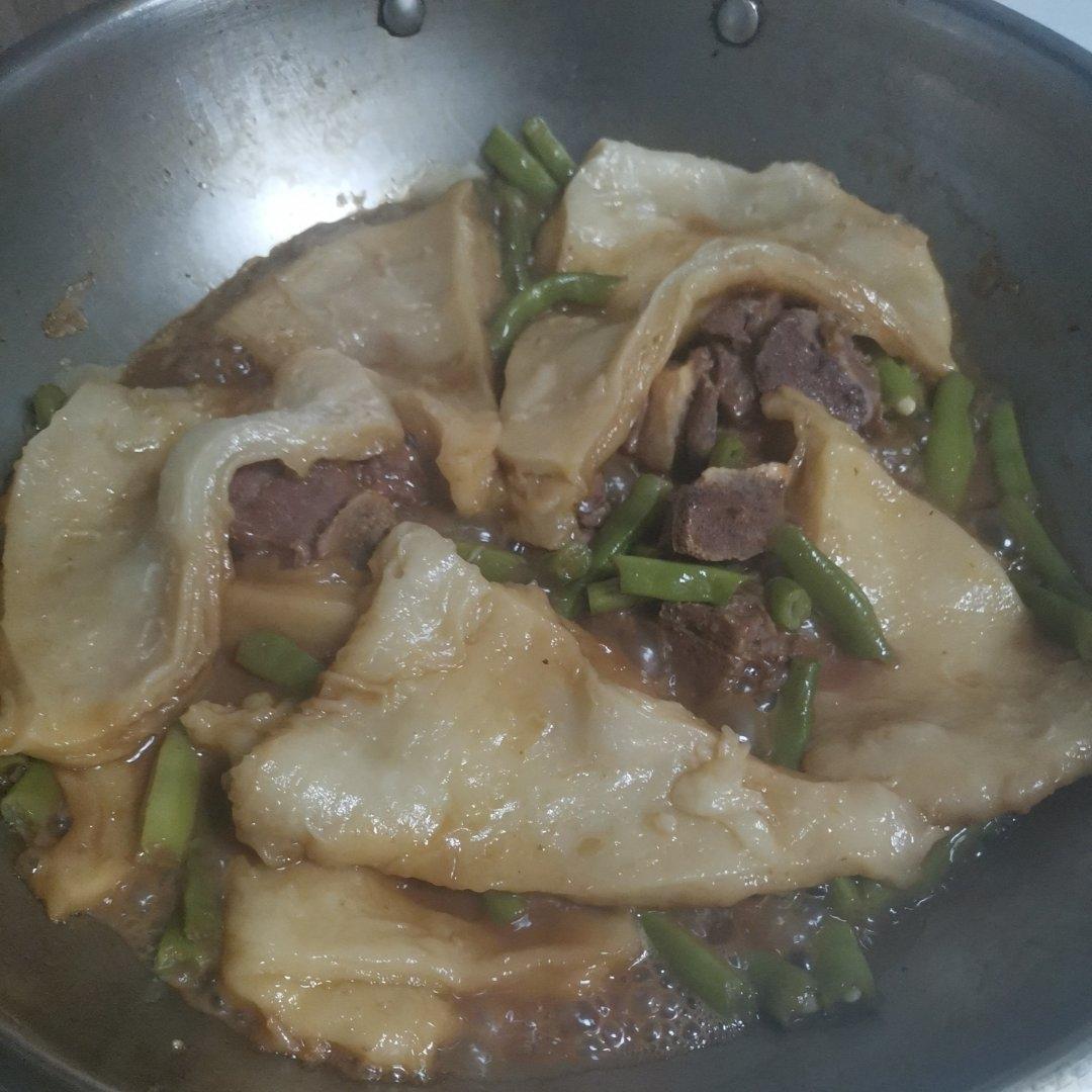太好吃了吧！豆角排骨焖卷子
