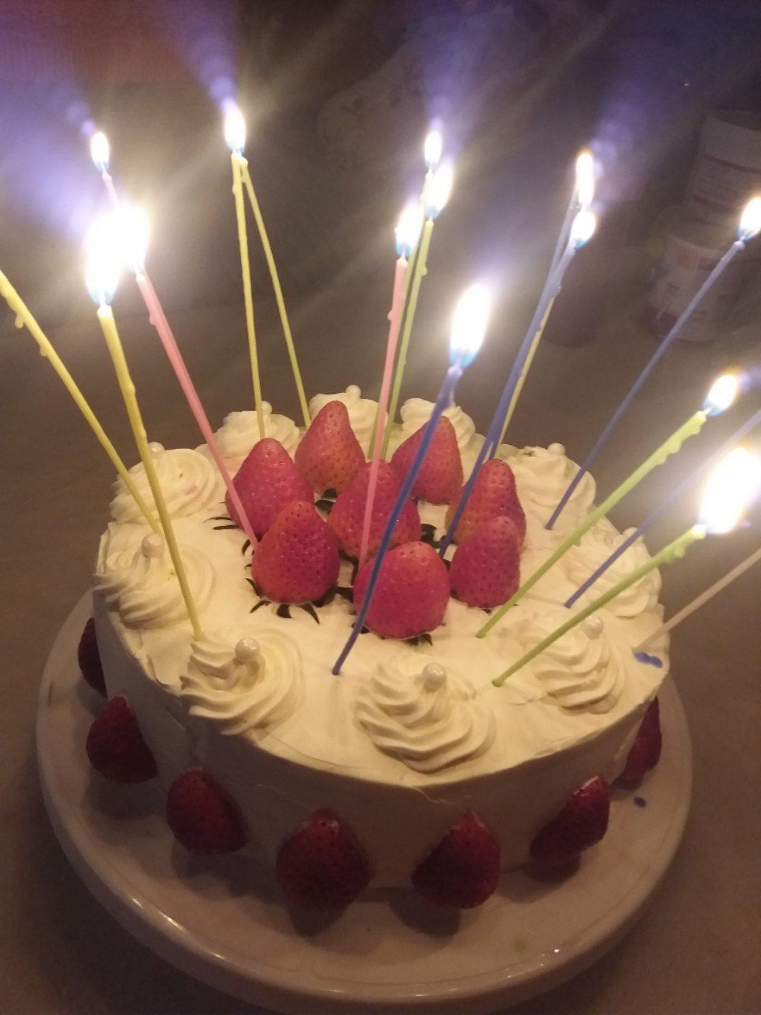 玫瑰花奶油生日蛋糕