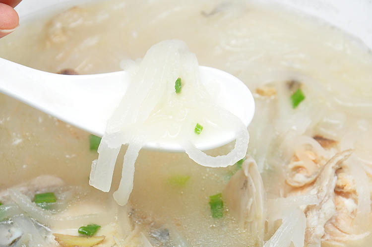 随手一煮，都能鲜掉眉笔的——白萝卜丝三文鱼头汤