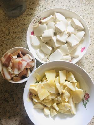 河蚌腊肉春笋豆腐汤的做法 步骤1