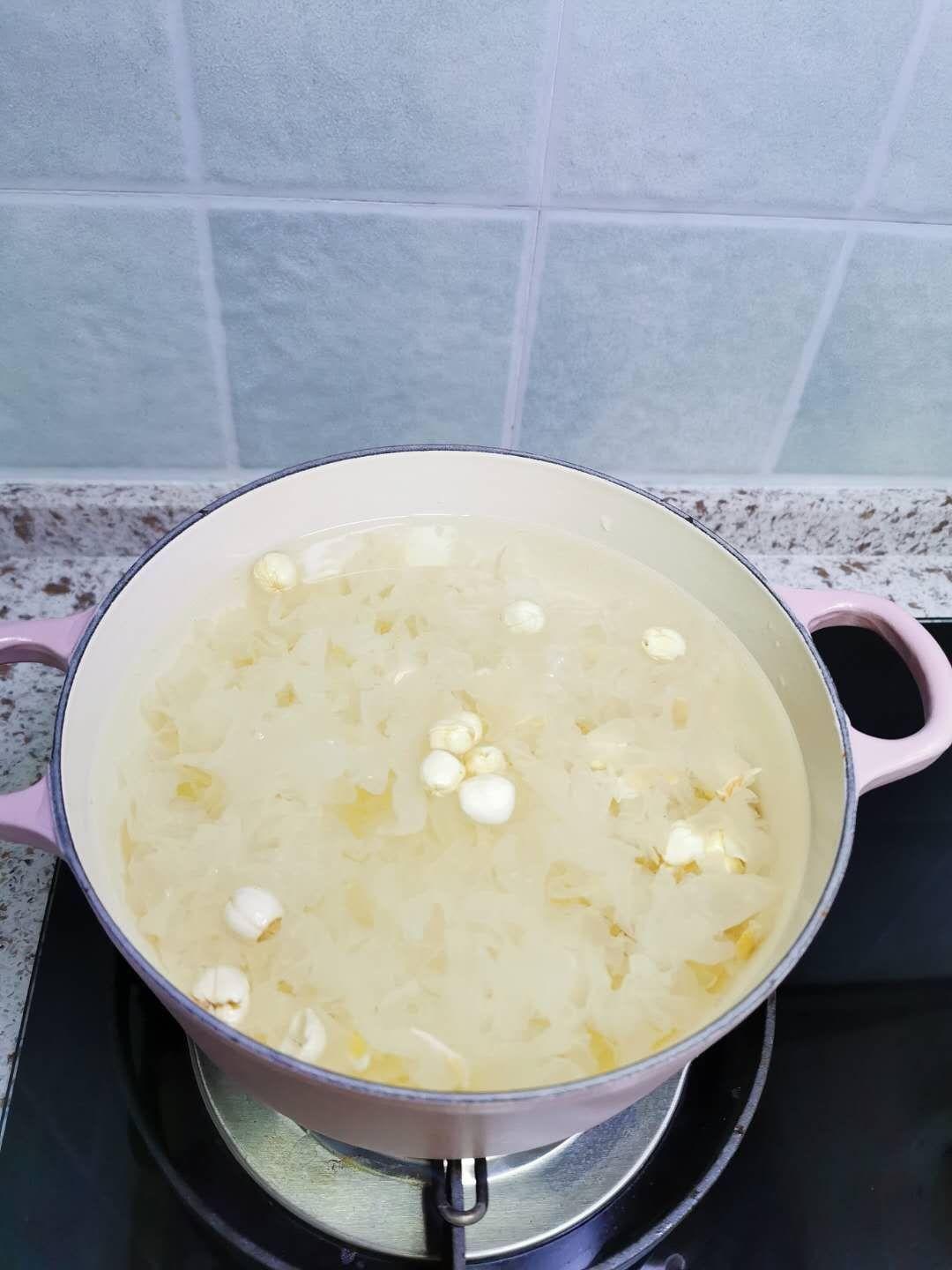 百合莲子银耳汤的做法