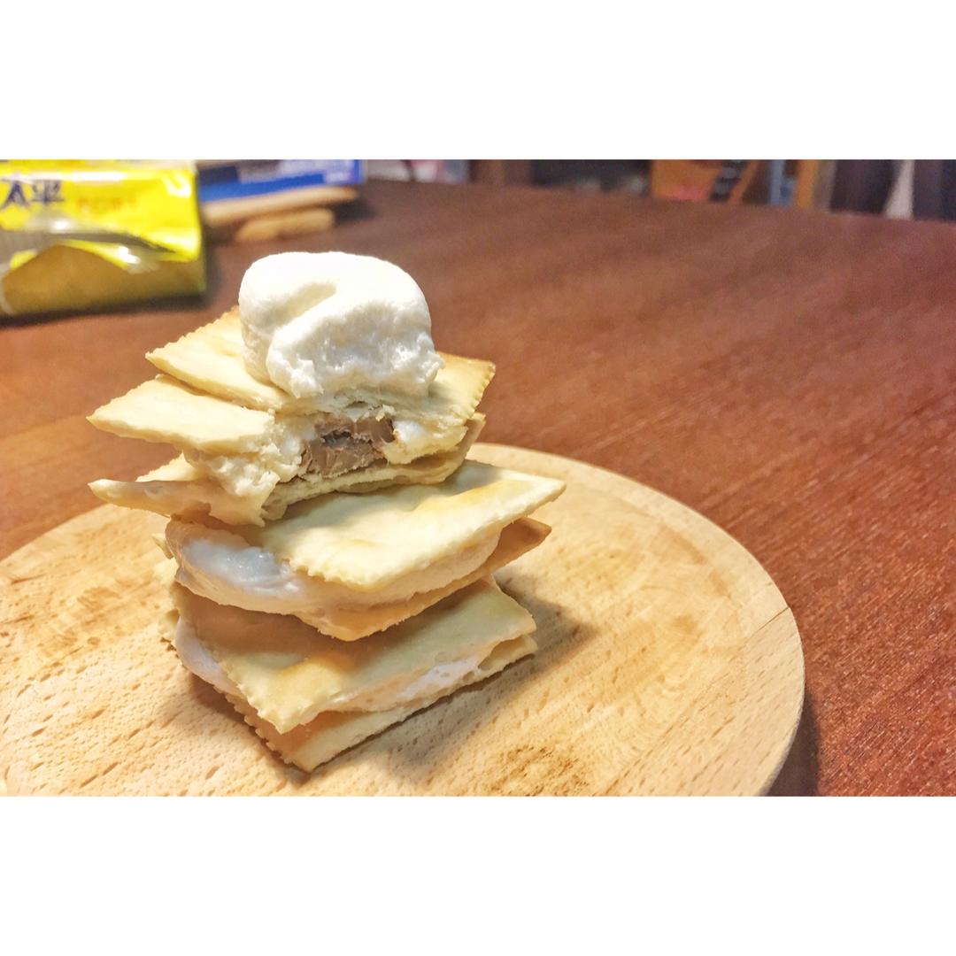 S'more 苏打饼夹烤棉花糖